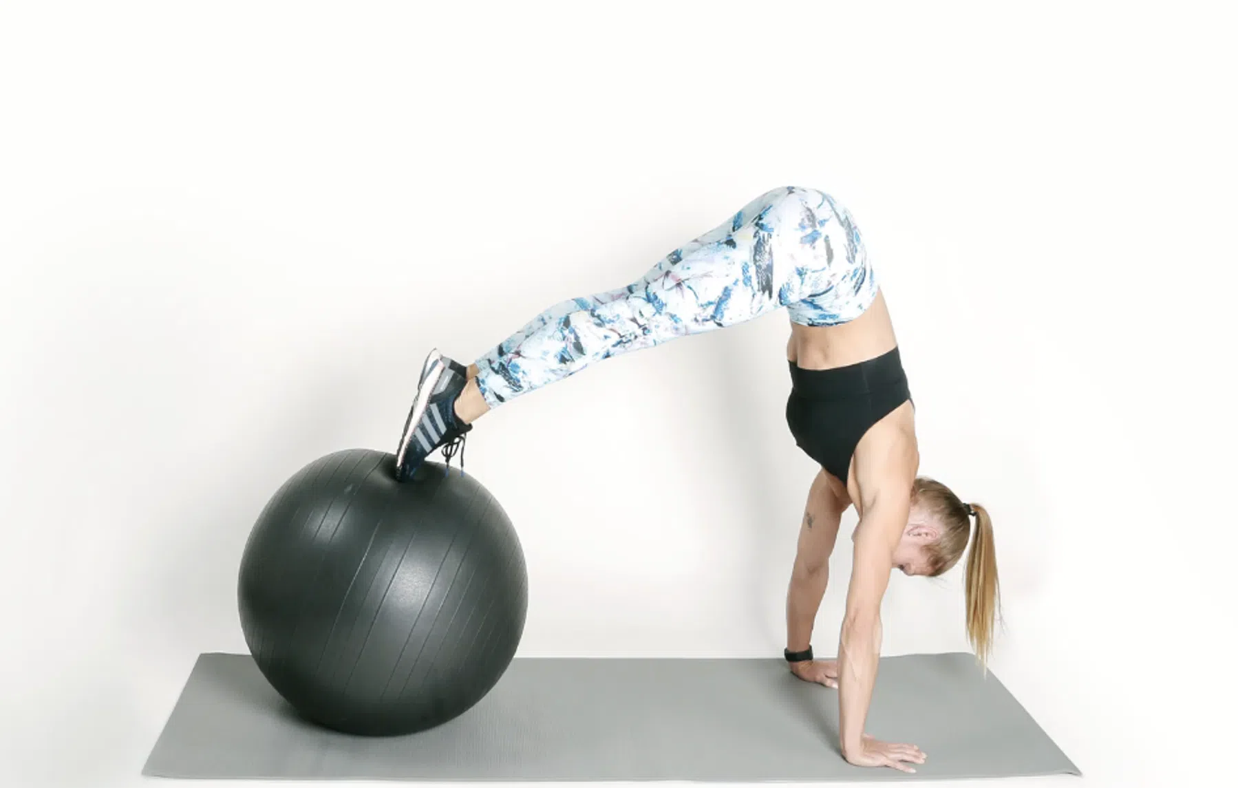Vrouw doet Stability Ball Pike-Up